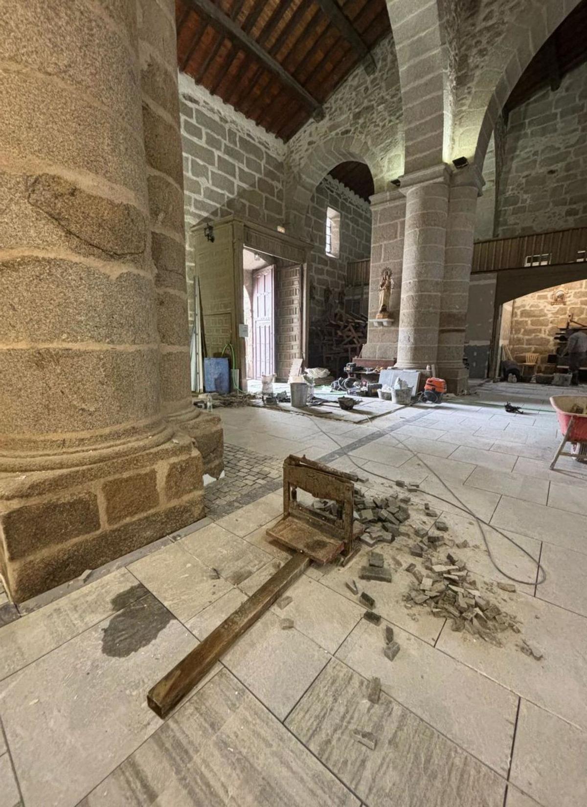 Trabajos de colocación del suelo de piedra en el interior del templo.