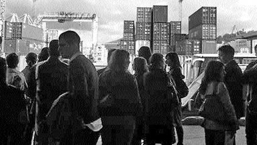 Los representantes de las once empresas de textil gallego durante su recorrido por el muelle de Guixar.