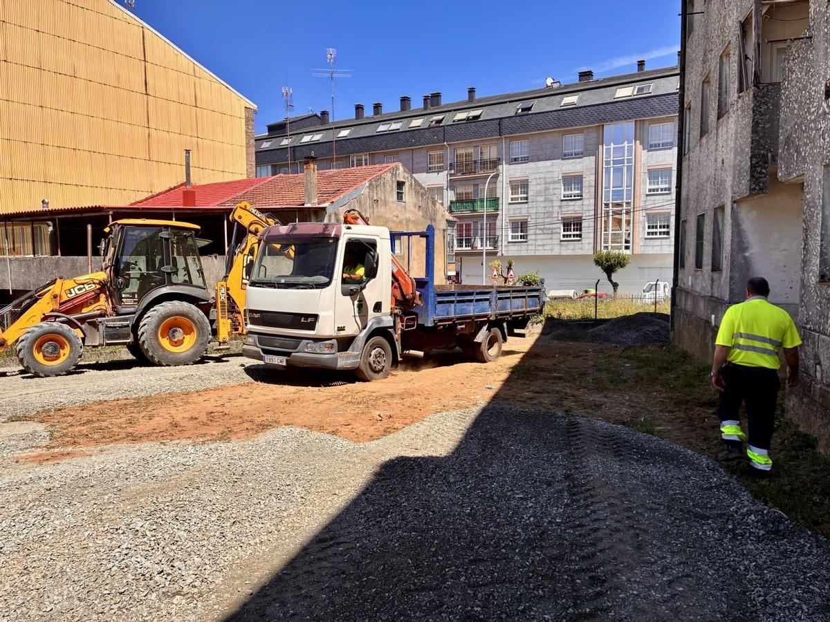 Operarios y maquinaria en la parcela.