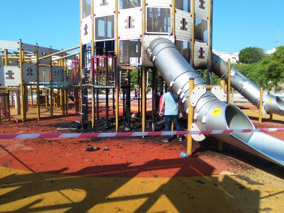 Queman de madrugada el castillo infantil del parque de sa Riera de Palma