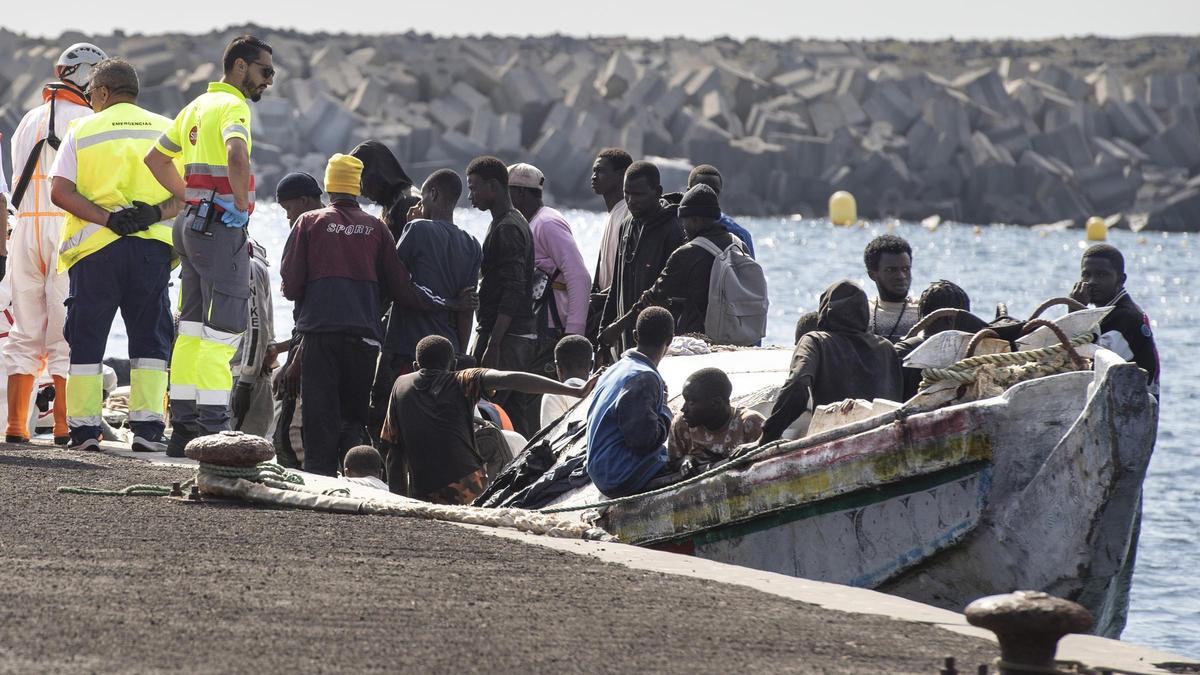 Los Servicios de Emergencias reciben a varios migrantes a su llegada al puerto de La Restinga, a 22 de septiembre de 2024, en El Hierro, Canarias (España).