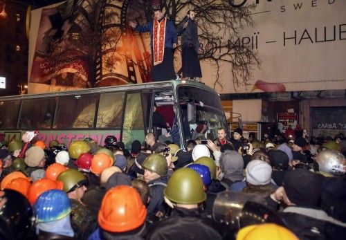 Las calles de Kiev se han despertado con la vista puesta en la evolución de unas protestas que podrían llegar a su fin si prospera el acuerdo entre Yanukovich y la oposición
