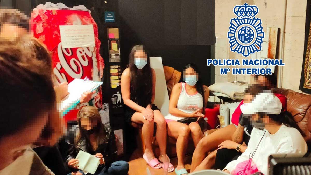 Algunas de las mujeres liberadas por los agentes de la Policía Nacional