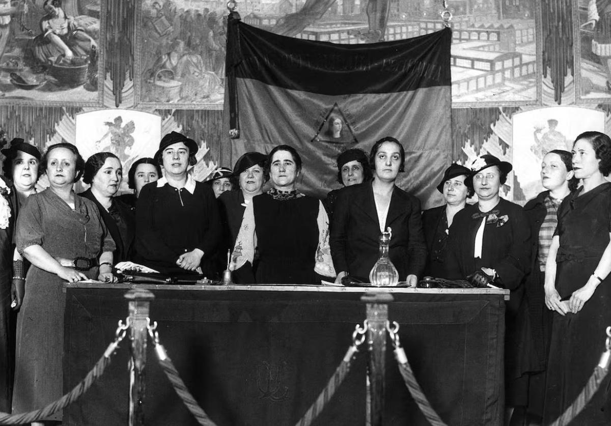 Mitin femenino de Unión Republicana presidido por la abogada Clara Campoamor, en junio de 1932 en Madrid.