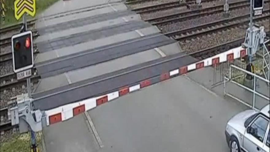 Un pensionista casi es arrollado por un tren al cruzar las vías en rojo
