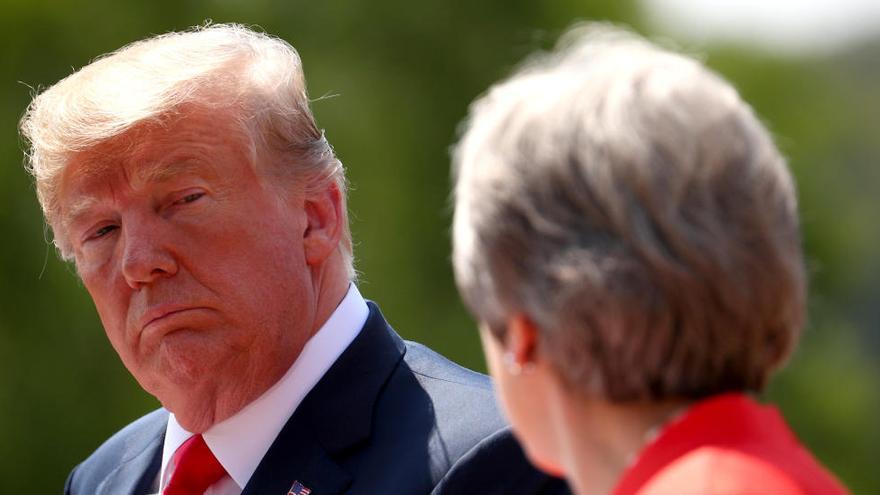 Trump critica a la premsa per intentar resoldre la polèmica amb May