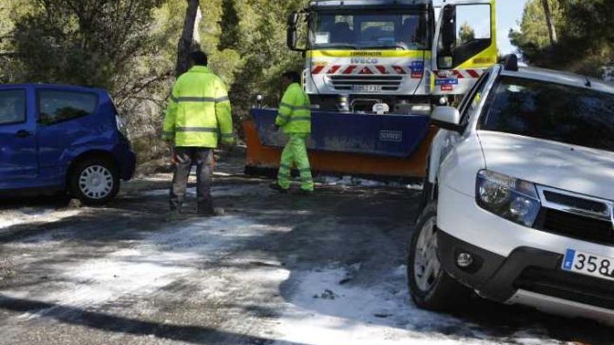 La quitanieves trata de abrirse paso entre los vehículos abandonados en las cunetas.