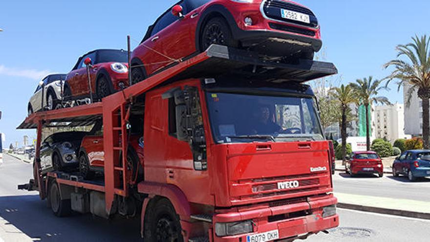 Un camión traslada al concesionario nuevos vehículos llegados ayer al puerto de Ibiza.