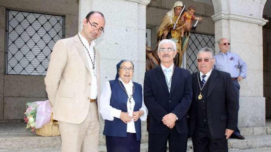 Juan Alfonso Oubiña (d.) y algunos de los poseedores de la &quot;Medalla de la Virgen del Carmen&quot;. // Muñiz