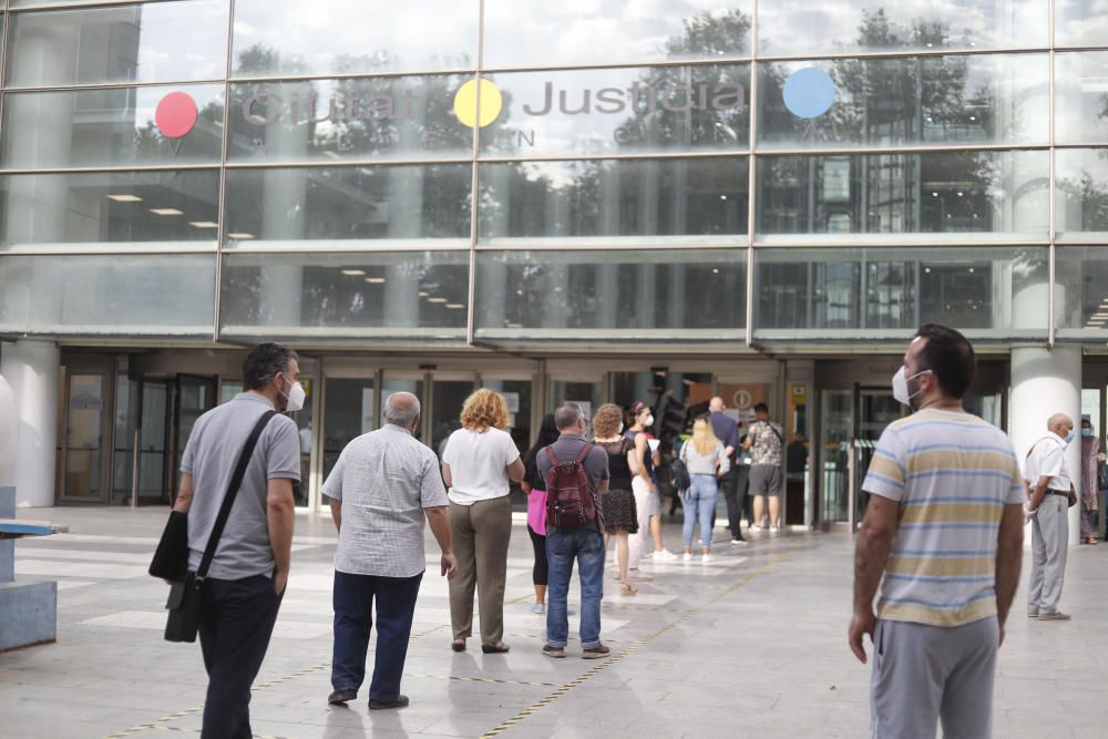 Colas en el primer día de apertura de los juzgados en València