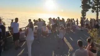 Un paisaje protegido de Tenerife vuelve a sufrir la masificación: más de 200 personas y coches a los lados de la vía