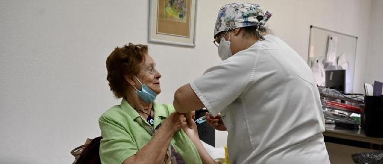 Una residente de Campolongo recibe la vacuna.