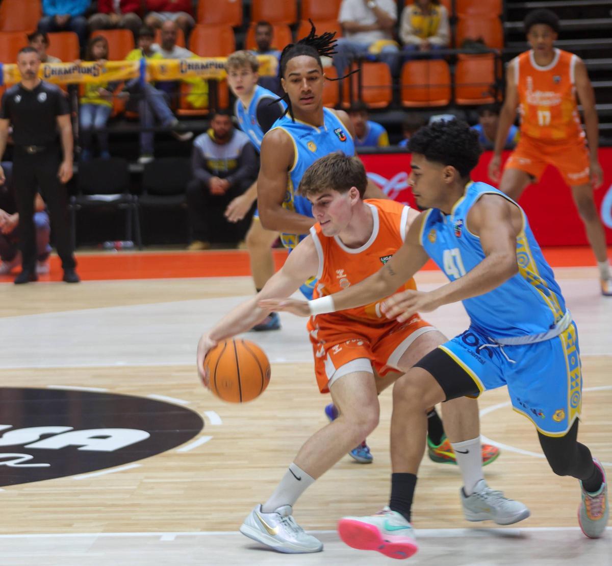 Álex Blanco, en el partido de este sábado ante el Gran Canaria en La Fonteta.