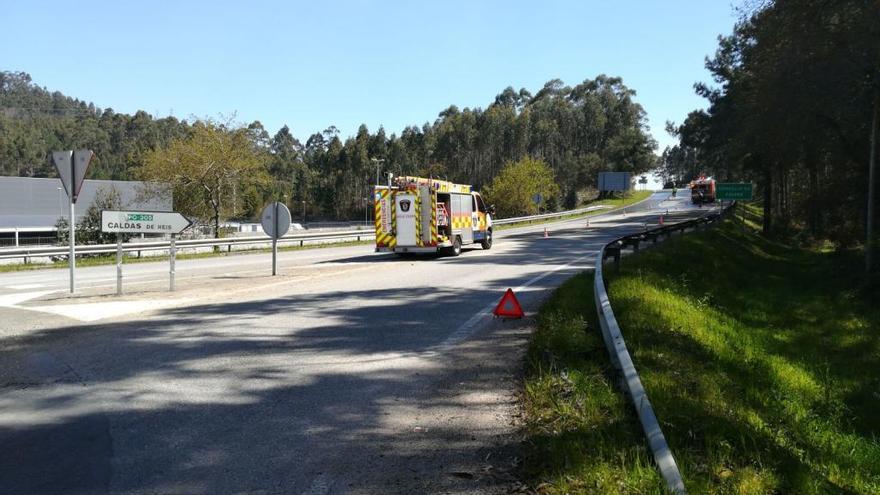 Un camión pierde su carga de tierra en la carretera de O Pousadoiro, entre Vilagarcía y Caldas