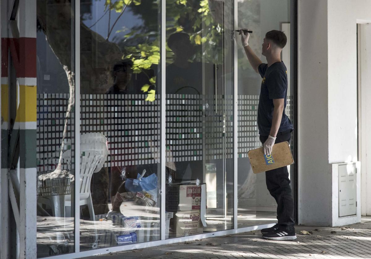 Dos hombres atacaron la fachada de un supermercado de los suegros de Messi en Rosario, Argentina y dejaron un mensaje.  Messi te estamos esperando. Javkin es un narco, no te protegerá, decía el mensaje escrito a mano.