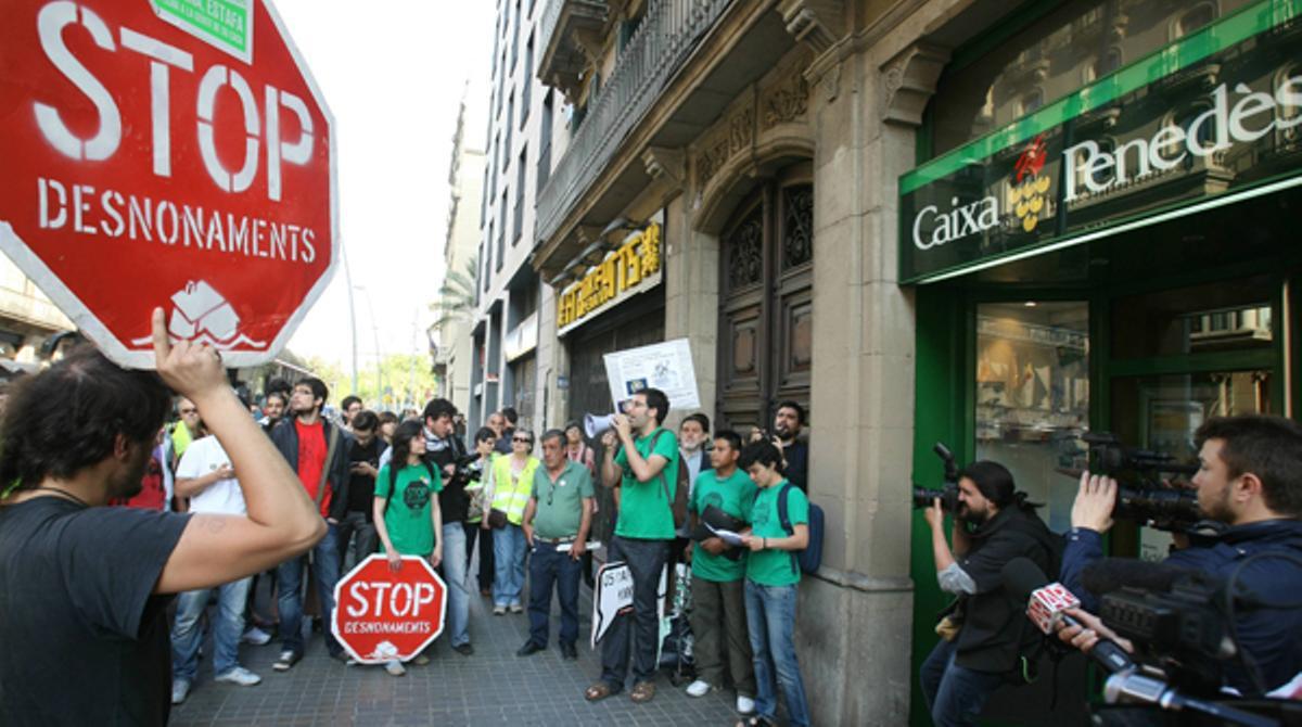 Grups d’indignats han protestat el 15 de maig al matí en diferents entitats bancàries de Barcelona pels desnonaments.