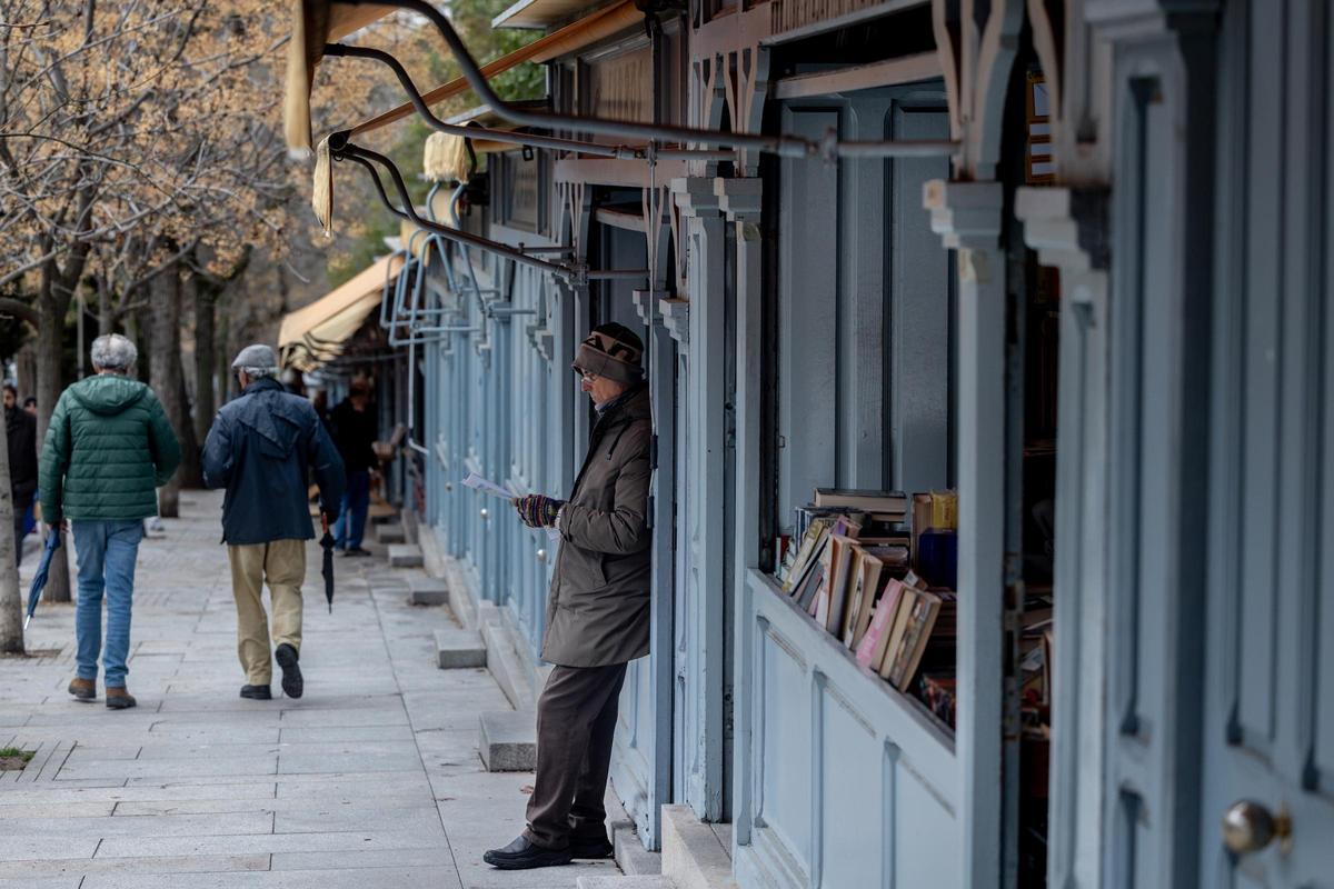 Una treintena de casetas se reparten por la Cuesta de Moyano.