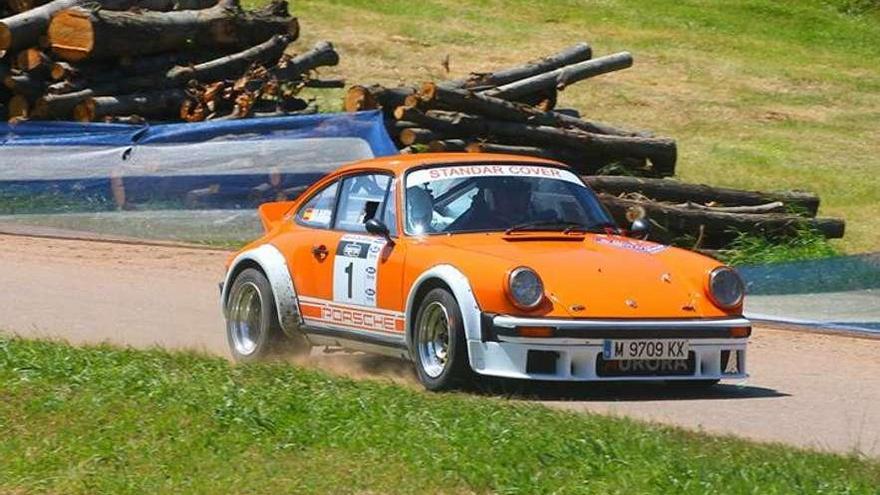 Julio Borja, a los mandos de su Porsche 911, durante una prueba del pasado campeonato.