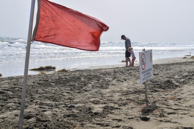 El viento y la calima siguen el jueves en Canarias y cierran Playa del Inglés por mala mar