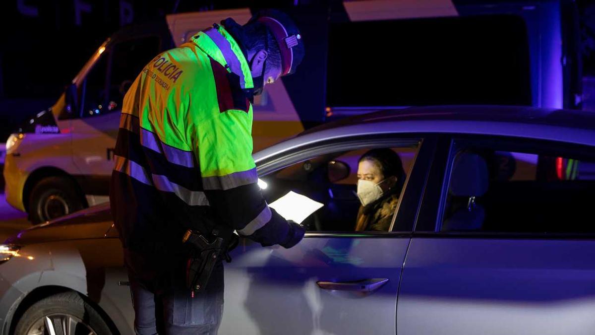 Un control policial durant la pandèmia de la covid-19