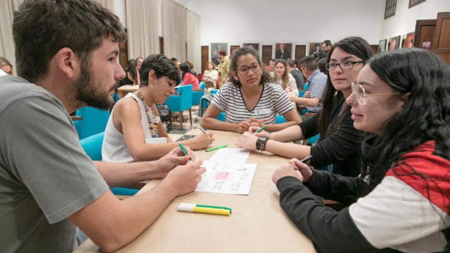 Momento del debate entre los jóvenes que este 2019 cumplen 25 años.