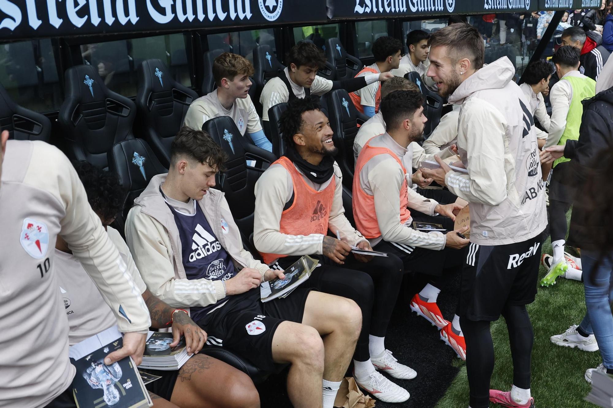 Cientos de aficionados disfrutan del entrenamiento del Celta en Balaídos