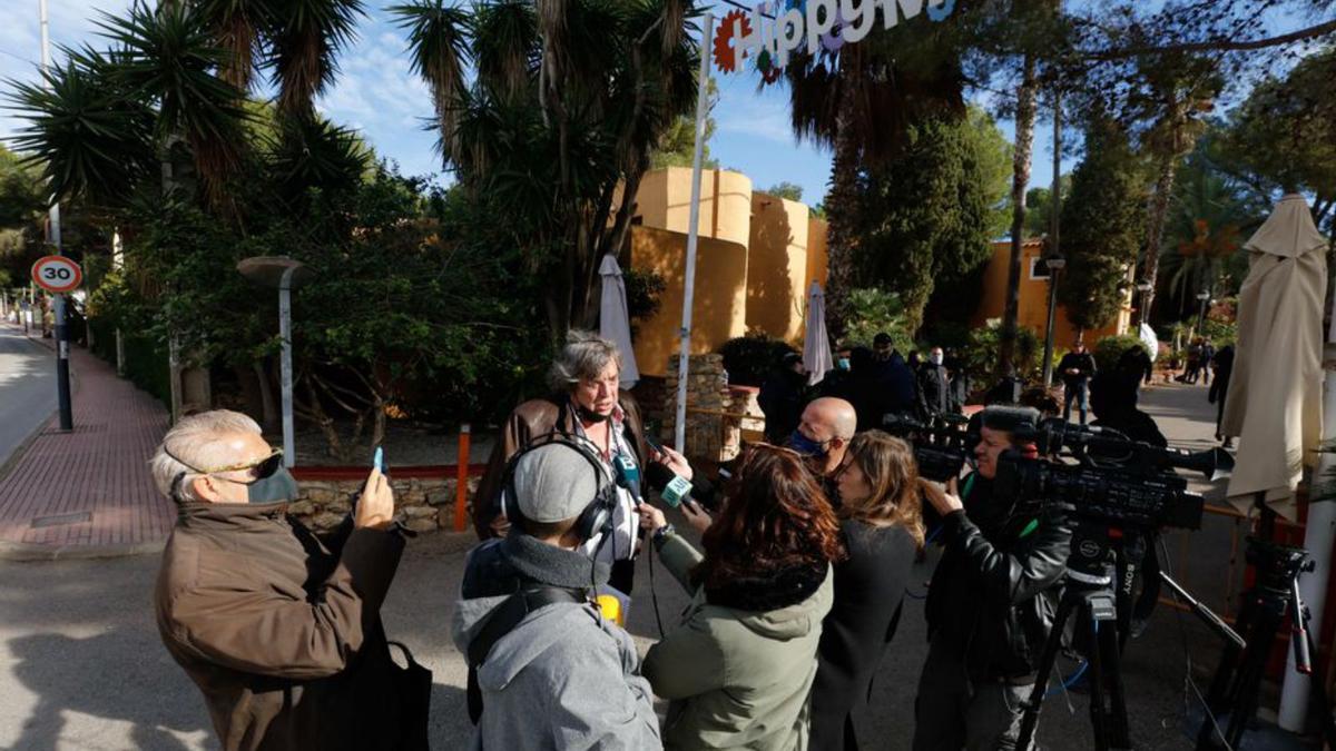 El representante de Mij Hotels, Pere Oriola, atiende a la prensa en la entrada del recinto hotelero.