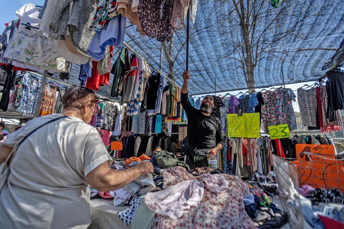 El histórico mercado ambulante inicia un exilio temporal: las obras de reforma del barrio exigen dejar libres las calles del Acer, de la Metal·lúrgia y del Crom, donde los puestos comerciales llevaban más de 50 años asentados. La nueva ubicación es desde el cruce de la calle de los Ferrocarrils Catalans con calle Foc hasta el cruce de la calle de la Mare de Déu de Port con el de calle Motors.