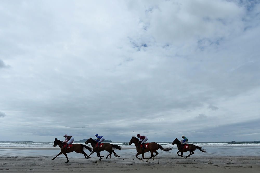 Carrera de caballos en la playa de Carrowniskey, en Irlanda.