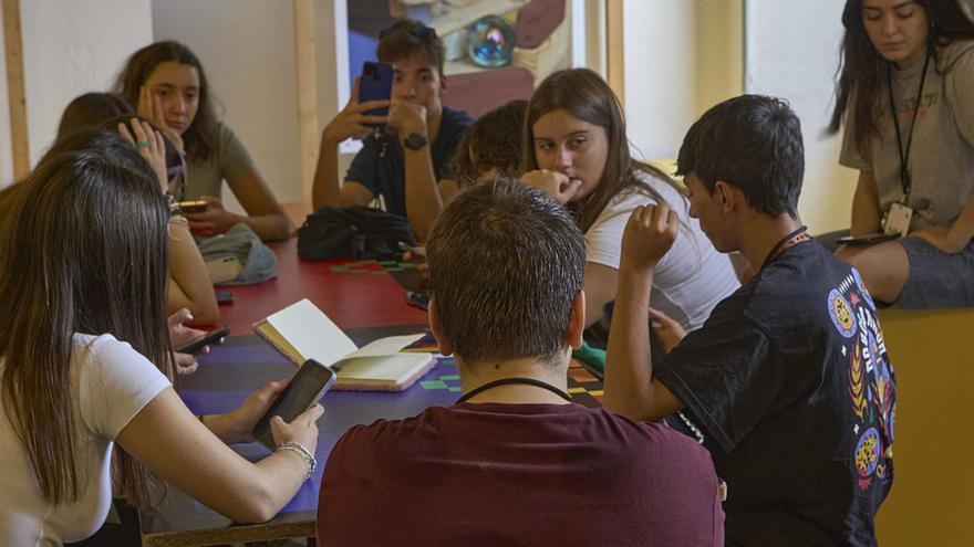 A noiesa María Arufe, á dereita, coordinando o seu grupo no campus internacional de Aveiro