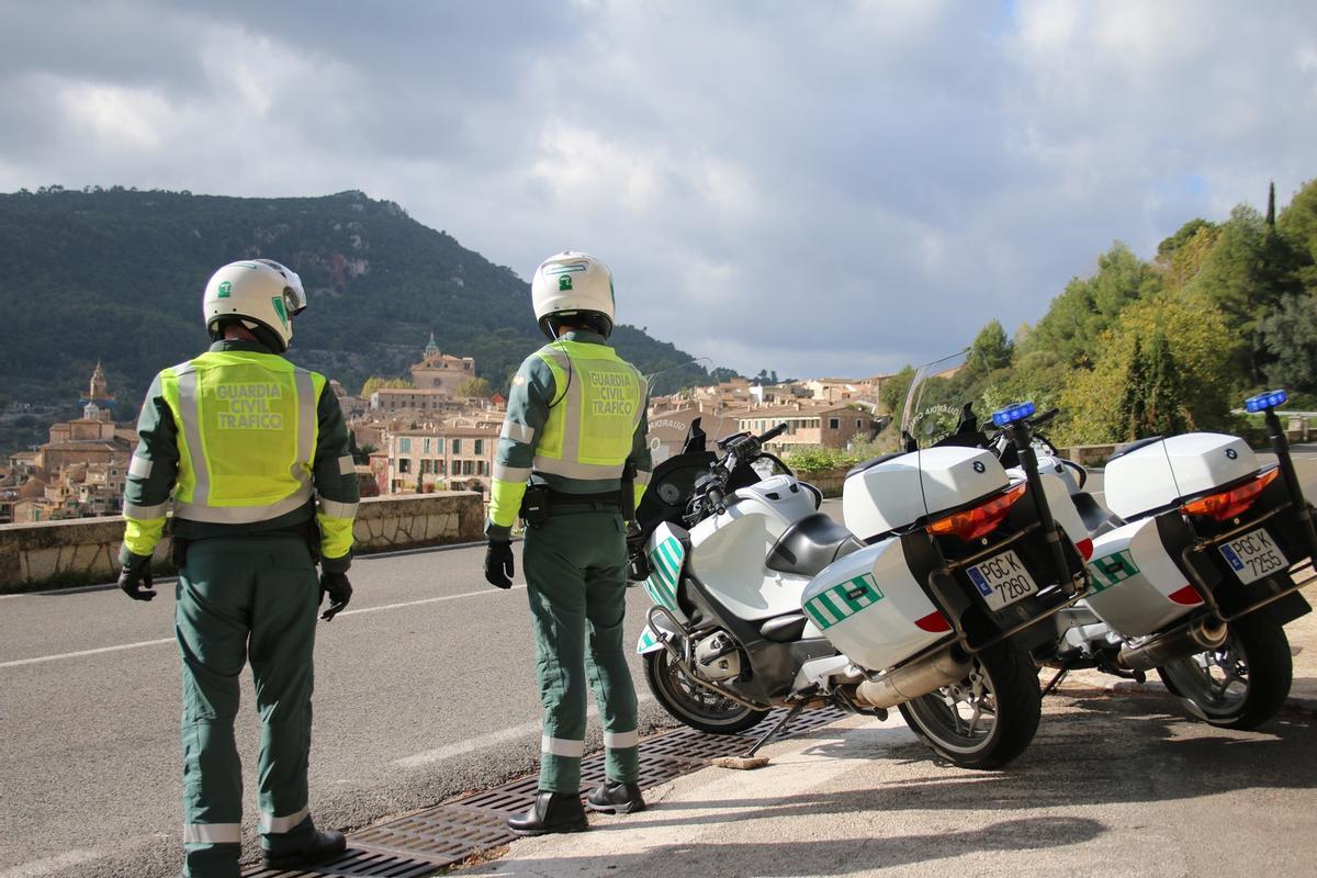 Agentes de la Guardia Civil de Tráfico, en las proximidades de Valldemossa.