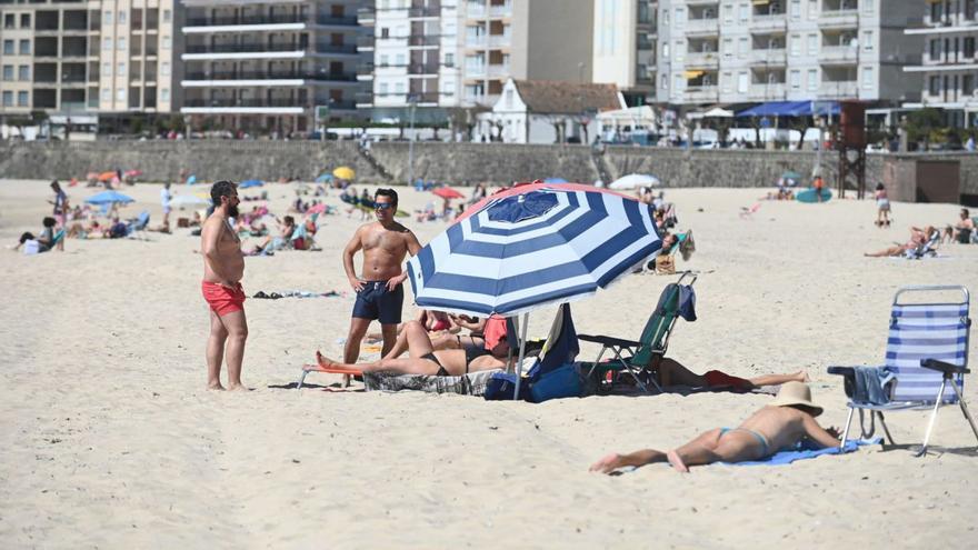 Primeros usuarios en bañador que se pudieron ver este año en la playa de Silgar.