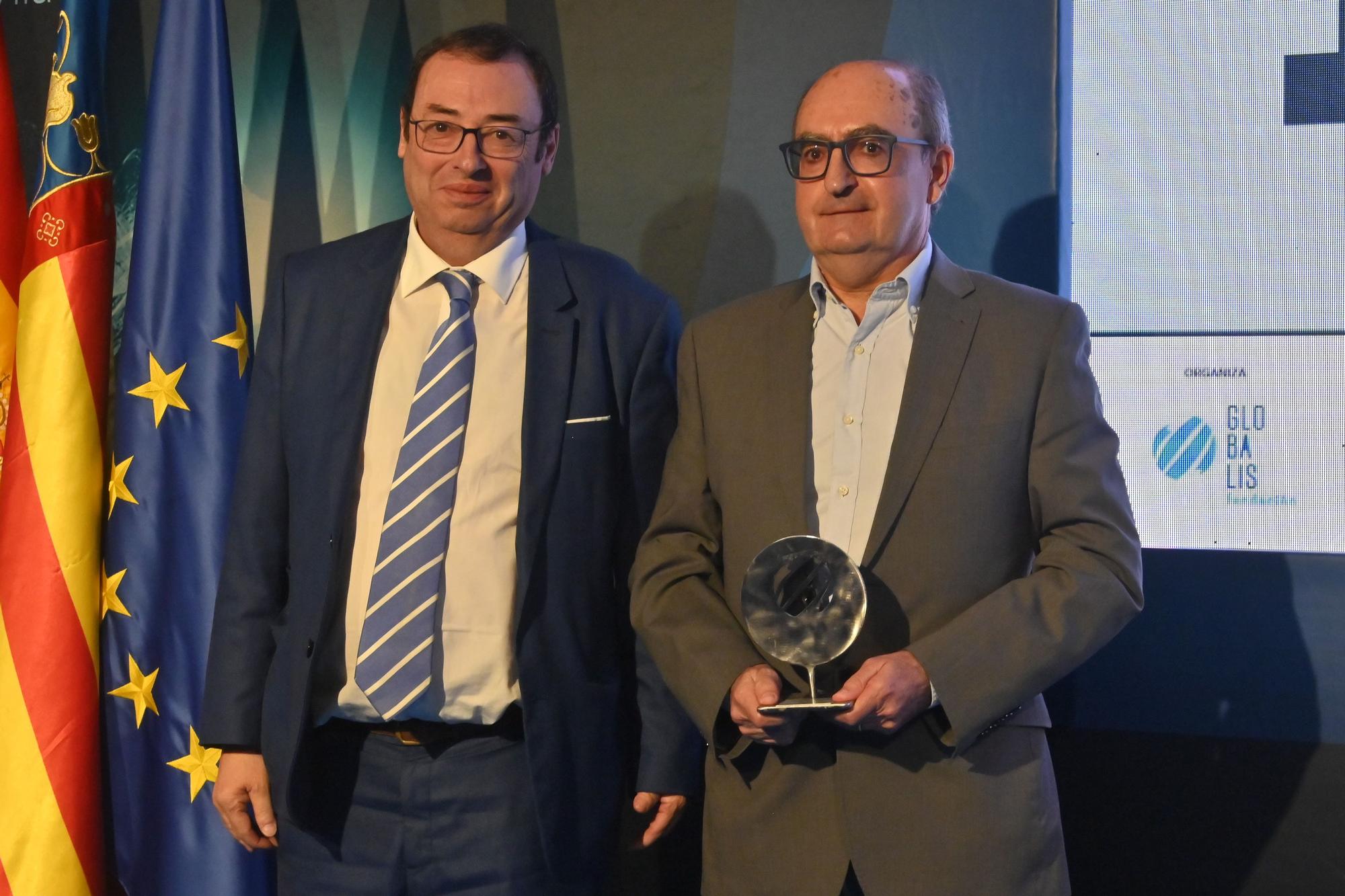 El presidente de Real Export, Vicent Ortells (d), ha recibido el premio.