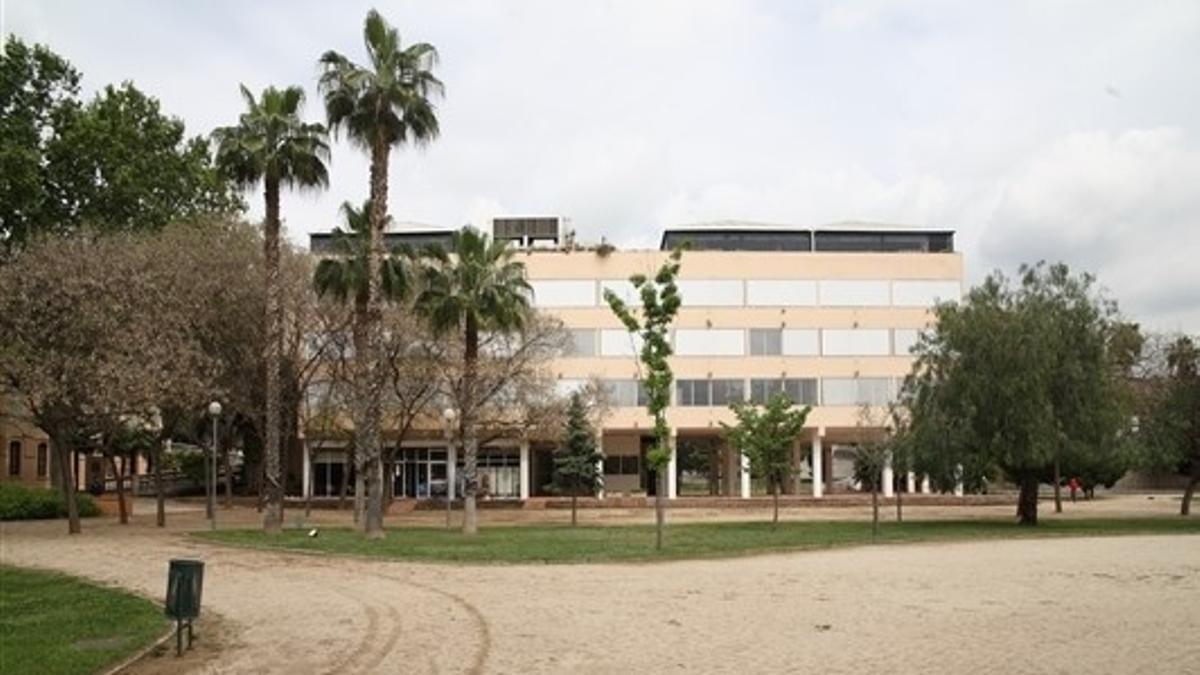 Imagen de archivo de la fachada del Edifici del Treball de Cornellà, en el parque de Can Mercader.