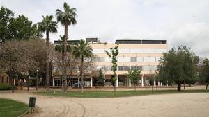 Imagen de archivo de la fachada del Edifici del Treball de Cornellà, en el parque de Can Mercader.