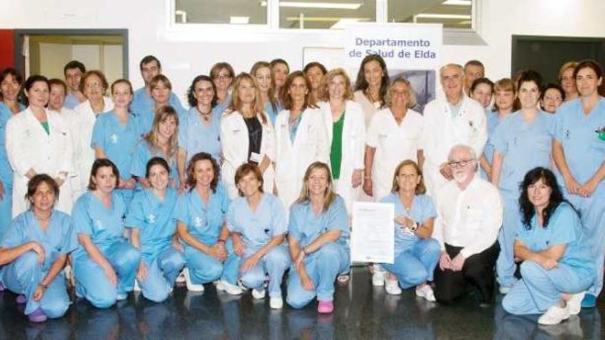 El personal del laboratorio del Hospital de Elda posa tras recibir el certificado de calidad.