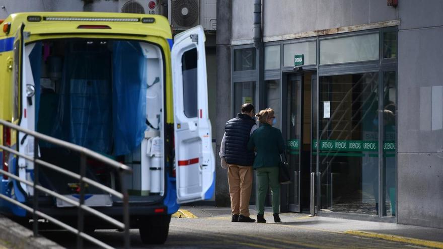 Pacientes entrando en Urgencias en Montecelo. // R. Vázquez
