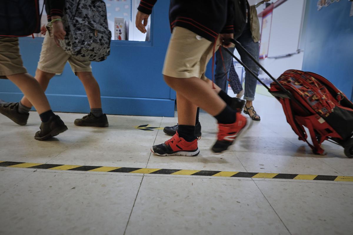 Archivo. Niños en el pasillo de un colegio