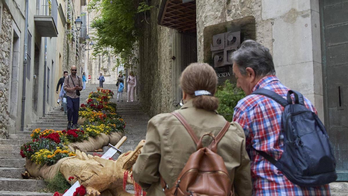 Gent passejant per Temps de Flors