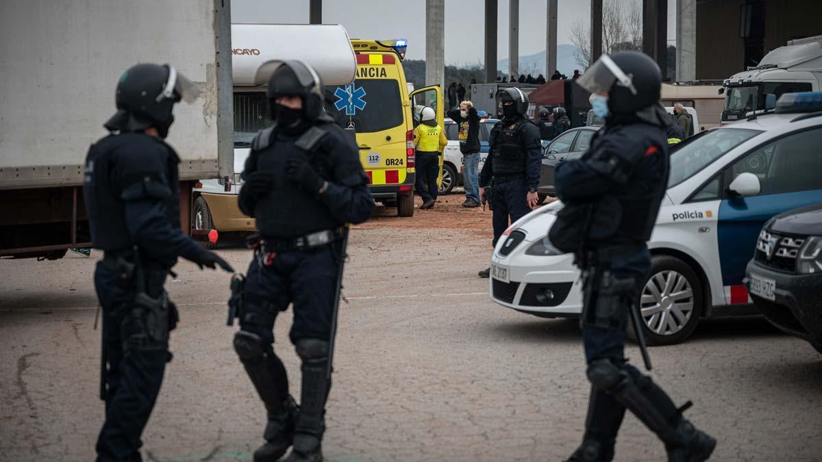 Agentes de los Mossos en el desalojo de una fiesta Rave en Llinars, en enero del 2021