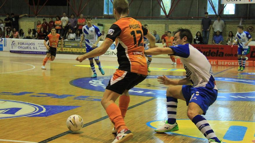 El local Pedro protege el balón ante el jugador del Jumilla Simón en el partido de ayer.