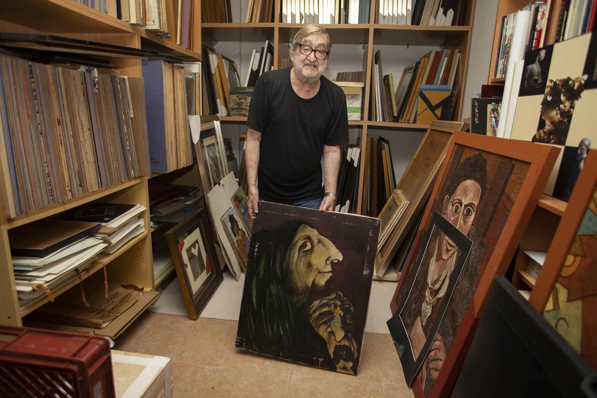 El pintor Joan Ramos muestra algunas de sus obras con desperfectos, en 2021.