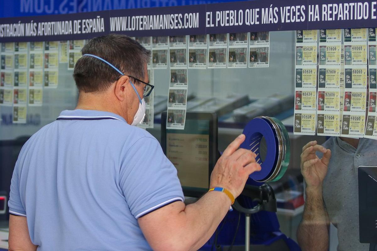 Un hombre compra loterÃ­a en una AdministraciÃ³n en Manises durante el cuarto dÃ­a desde la reapertura de su negocio dentro del proceso de desescalada instaurado por el Gobierno en el que los sorteos de EuroMillones y La Primitiva se reanudan en la semana del 18 al 24 de mayo, mientras que los de BonoLoto y El Gordo de la Primitiva lo harÃ¡n en la semana del 25 al 31 de mayo. La LoterÃ­a Nacional tambiÃ©n se puso a la venta el 18 de mayo, y el primer sorteo se celebrarÃ¡ el jueves 11 de junio. En Manises, Valencia, Comunidad Valencia (EspaÃ±a), a 21 de mayo de 2020.