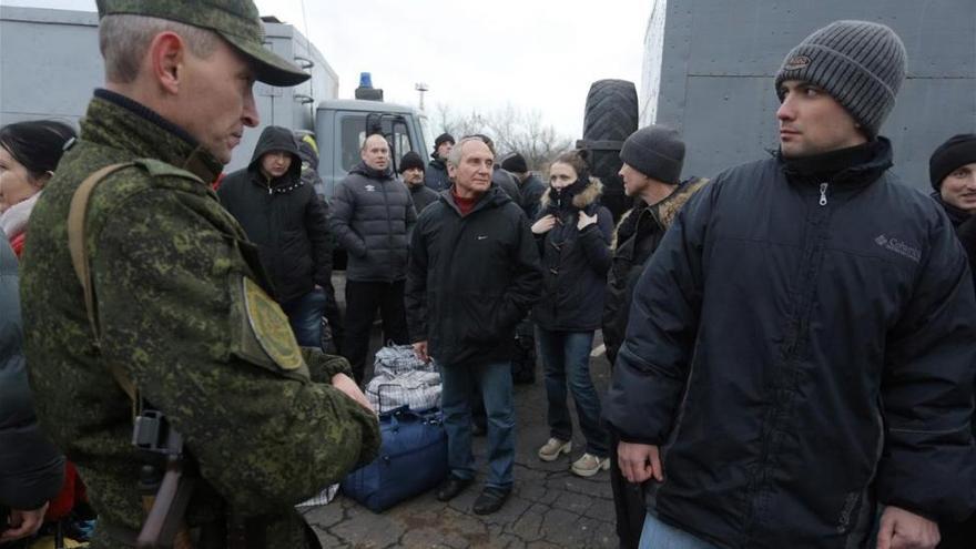 Ucrania y los prorrusos inician el mayor intercambio de prisioneros desde el 2014