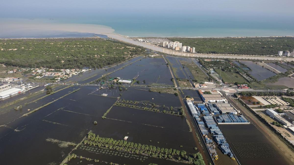 Desembocadura del río Segura días después de la DANA de septiembre en la que se observa &quot;el tapón&quot; en el tramo final del río antes de la desembocadura en el mar.