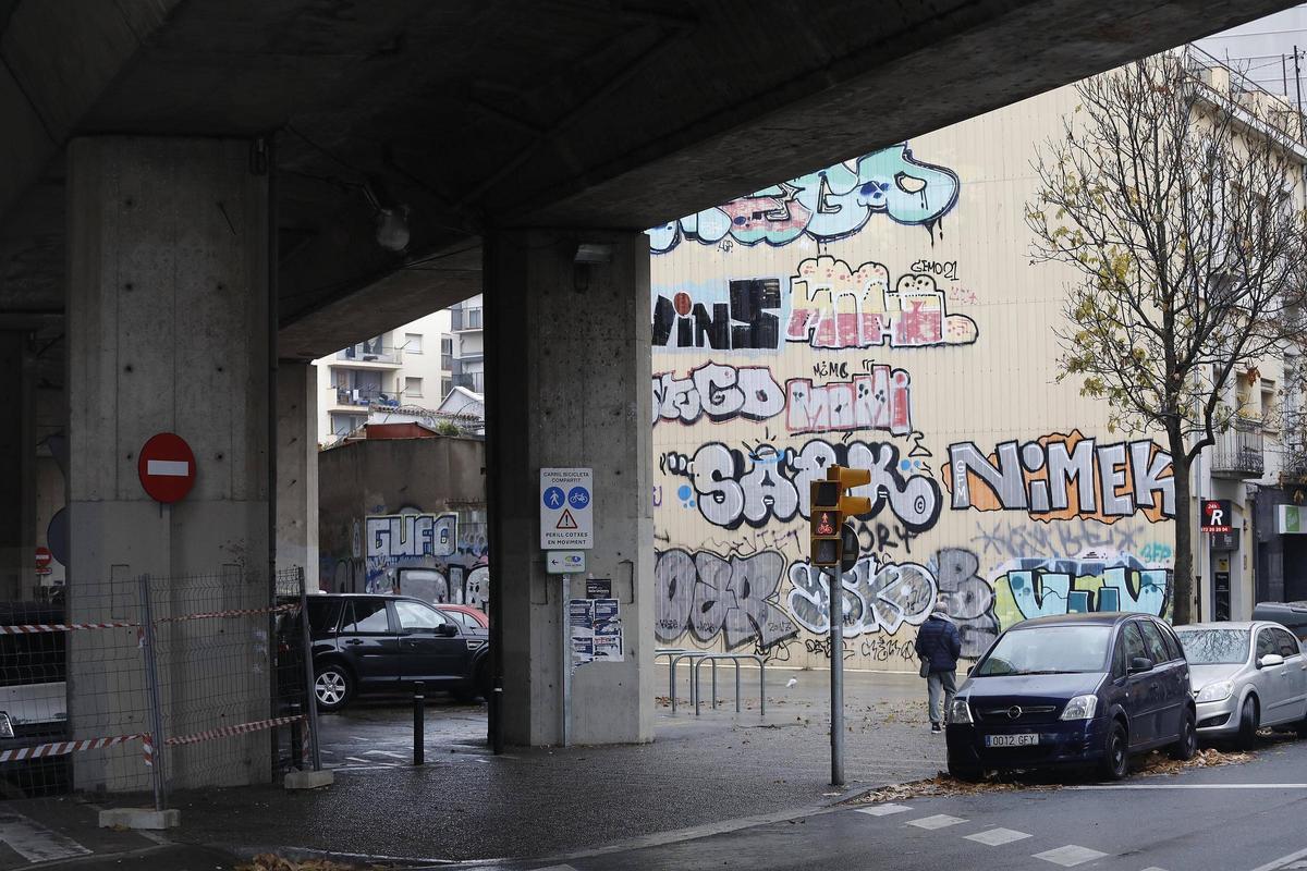 Les fotos de l'enderroc de l'edifici desocupat al carrer Tomàs Mieres de Girona