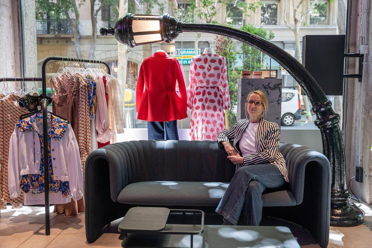 Mireia Escobar, la directora del Disseny Hub, este jueves en la tienda efímera de Passeig de Gràcia.