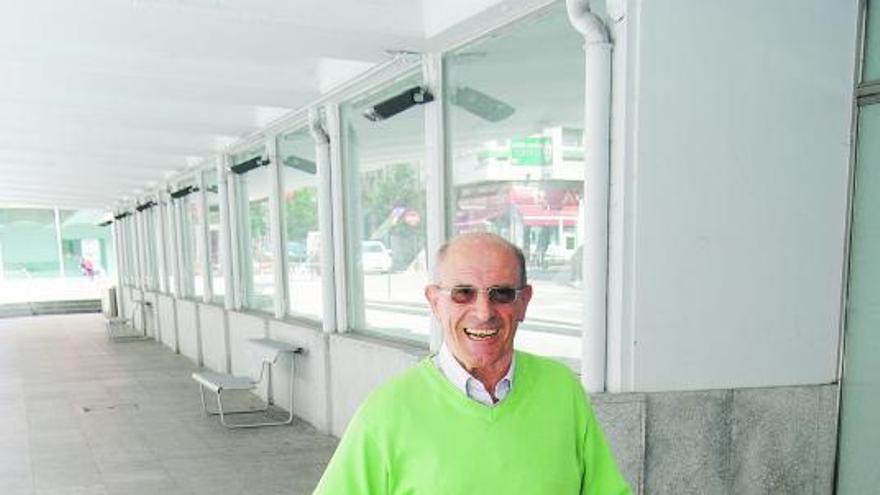 Ángel Rodríguez camina por la plaza cubierta.