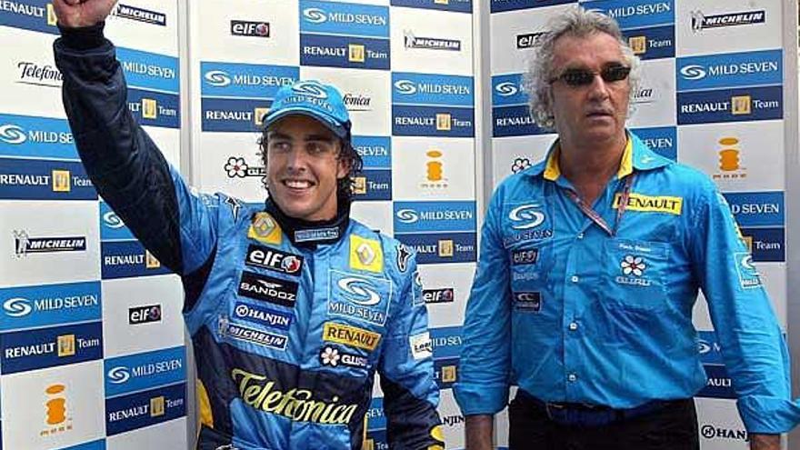 Alonso y Briatore tras uno de sus triunfos.