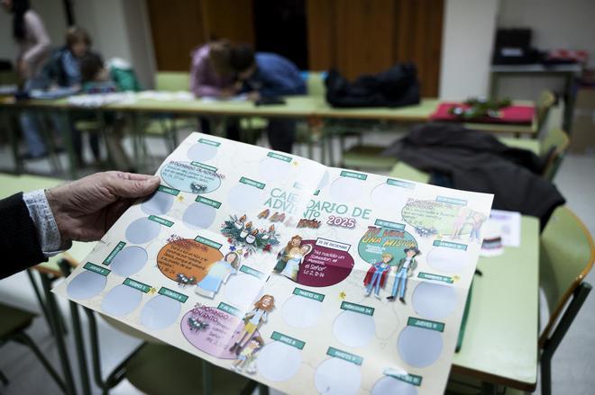 Un álbum de cromos para los niños de catequesis ha transformado la misa de los domingos en Cáceres
